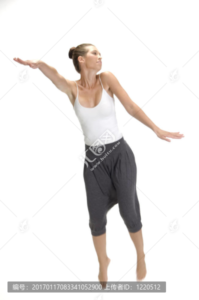 跳躍的女人伸展她的手臂