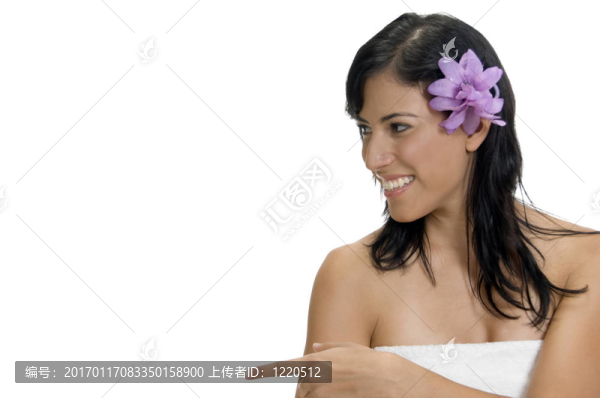 微笑女士指著身邊