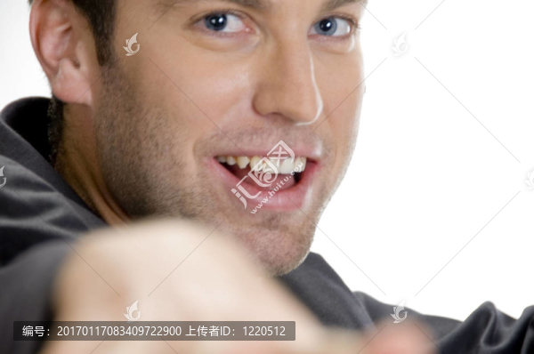 快樂的男人看著相機