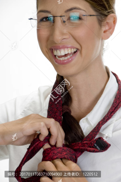 年輕快樂(lè)的女人系著領(lǐng)帶