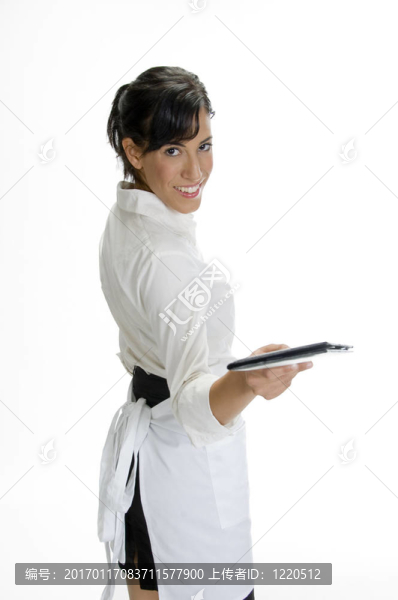 微笑的女服務(wù)員展示賬單