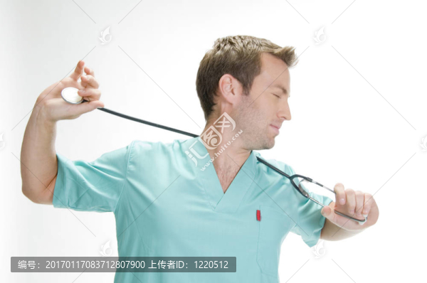 美國醫(yī)生拿著聽診器