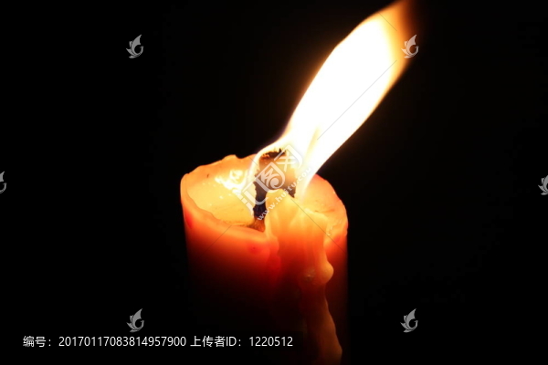 花園里的蠟燭點燃