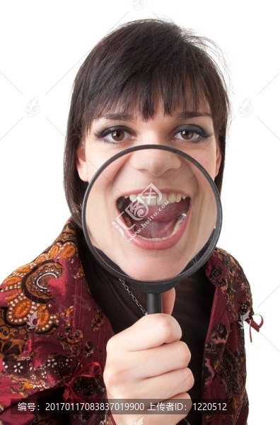 帶放大鏡的女人