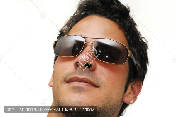 帶太陽(yáng)眼鏡的男模特