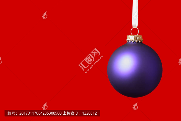 紅色背景的紫色圣誕飾品