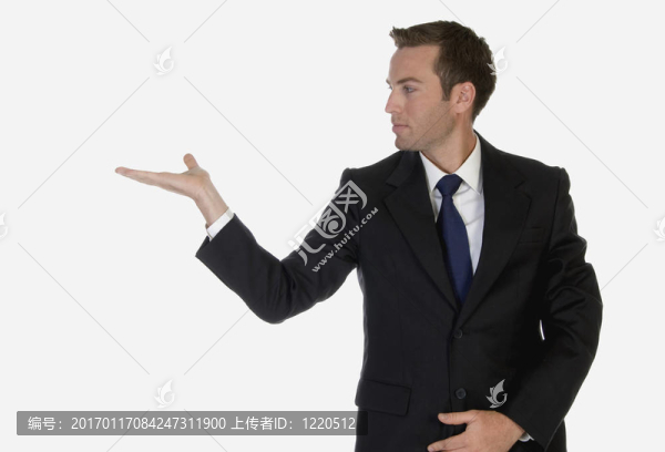男子指著手掌