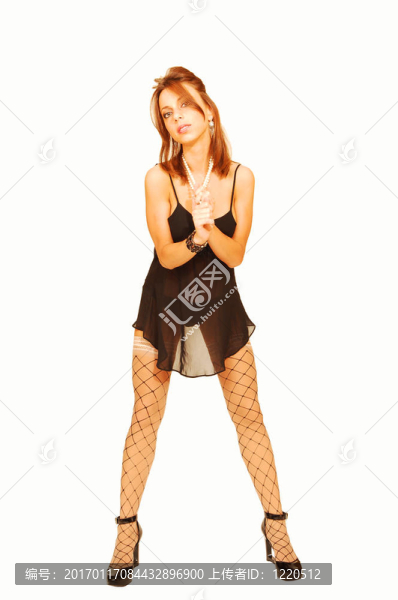 穿著內(nèi)衣的站著的女人。