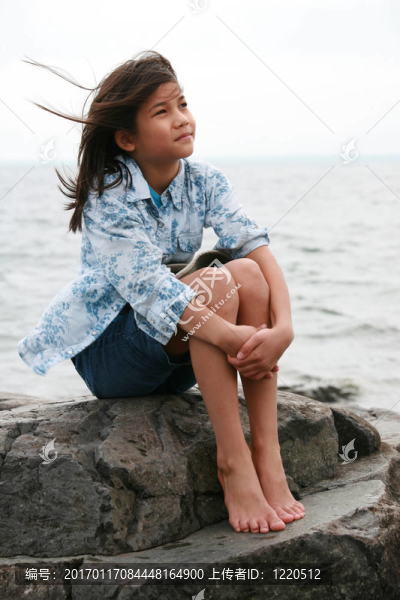 坐在湖邊的九歲女孩