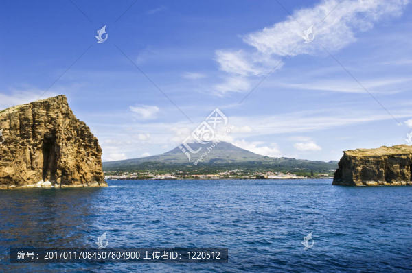 用前景中的兩個小島皮庫島觀