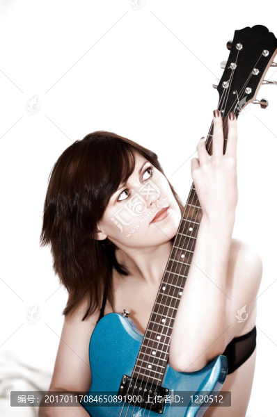 年輕漂亮的女人帶著吉他