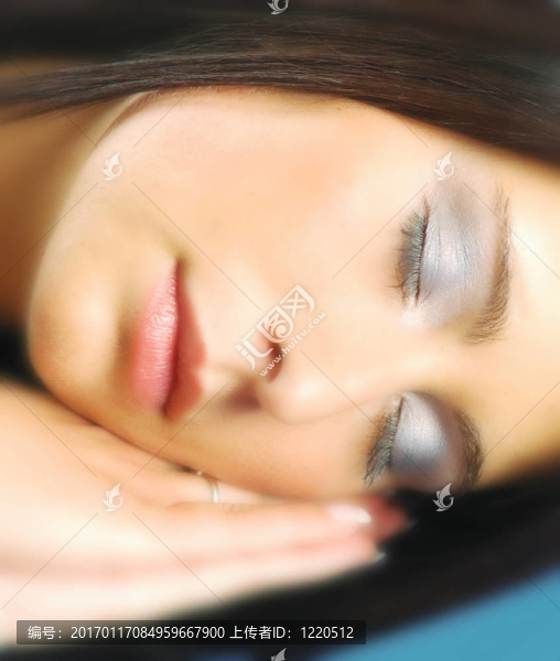 年輕的女人睡覺