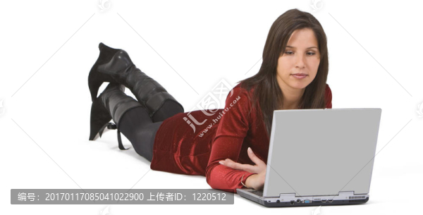 在筆記本電腦上工作的女人