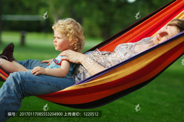 在吊床上