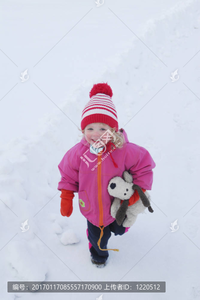 女孩在雪中
