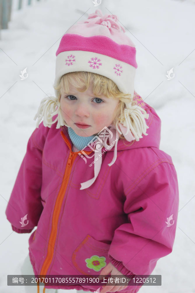 女孩在雪中