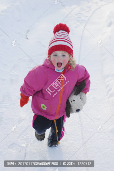 女孩在雪中