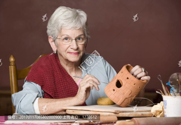 用粘土工作的女人