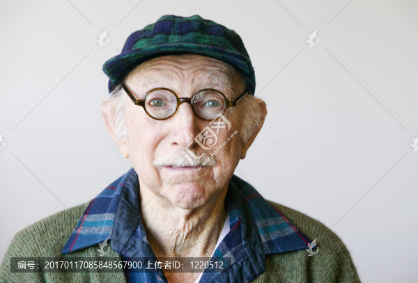 戴眼鏡的高級(jí)男子和一件毛衣