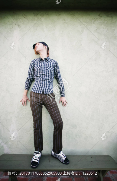 站在長凳上的男孩