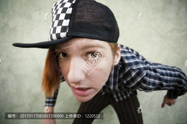 男孩身體前傾