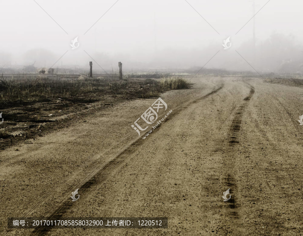 在土路上的輪胎痕跡