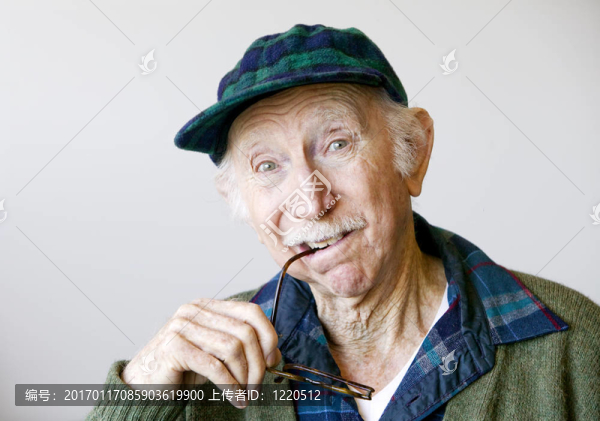 戴帽子戴眼鏡的有思想的老人