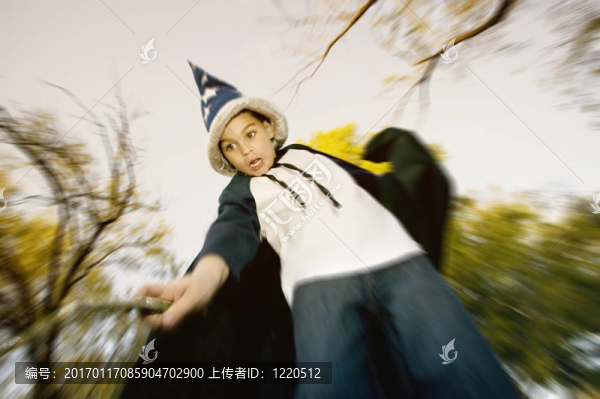 帶魔杖的巫師男孩