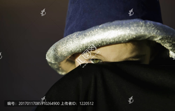 男孩偷看