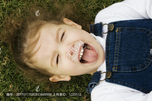 草地上的小女孩