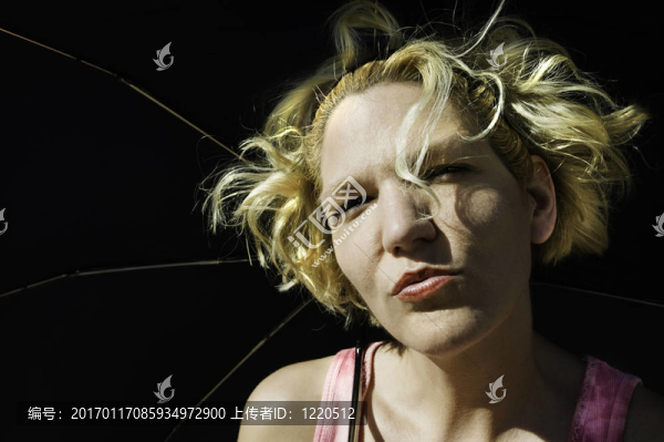 在一把傘下的金發(fā)女人