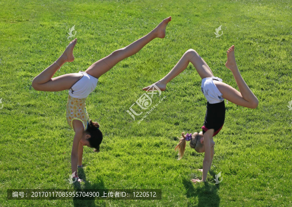 兩個(gè)女孩鍛煉