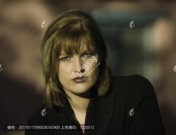 綠色眼睛的女人