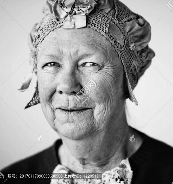 面帶微笑的高級(jí)女人戴著一頂帽子