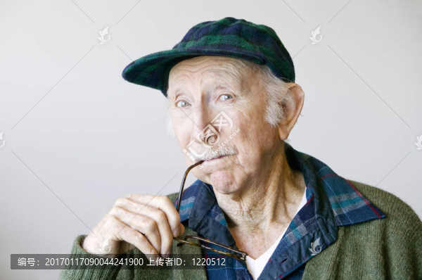 戴帽子戴眼鏡的有思想的老人