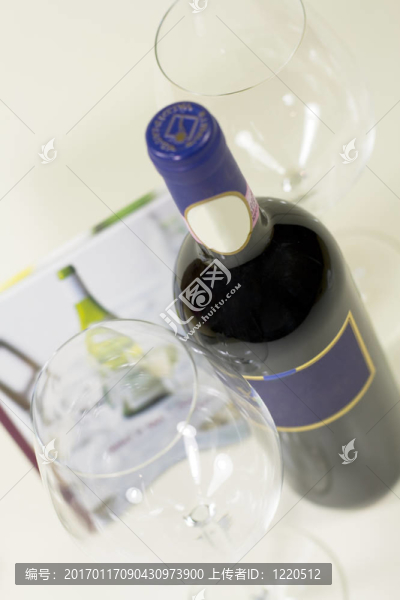 一瓶酒和玻璃杯