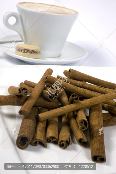 咖啡杯和肉桂棒