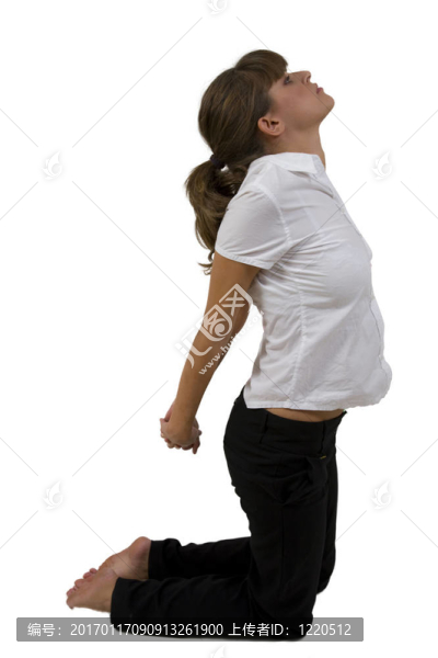 手在背的女人