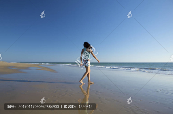 在海邊散步