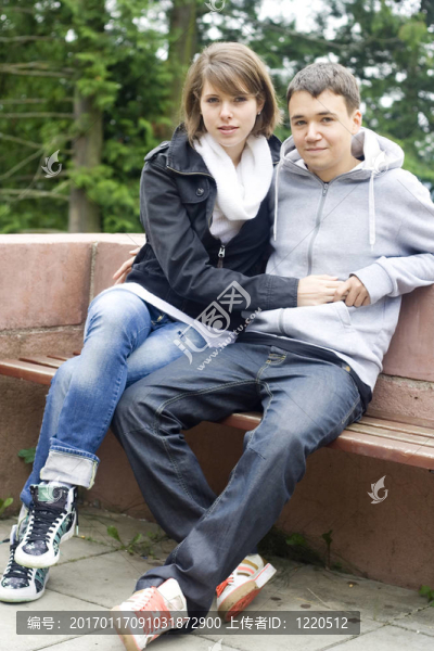 年輕的男人和女人
