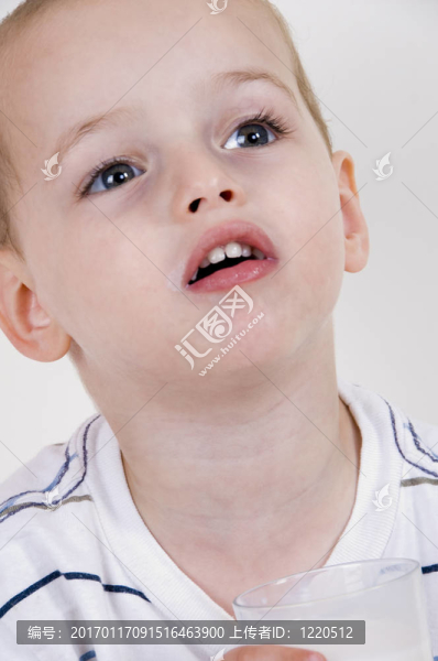 可愛的小男孩向上看