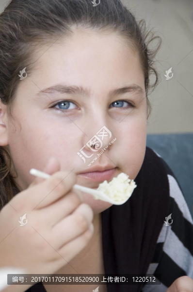 漂亮女孩吃米飯