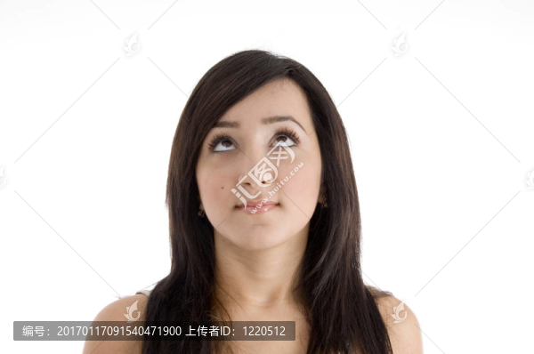 漂亮的黑發(fā)女性向上看