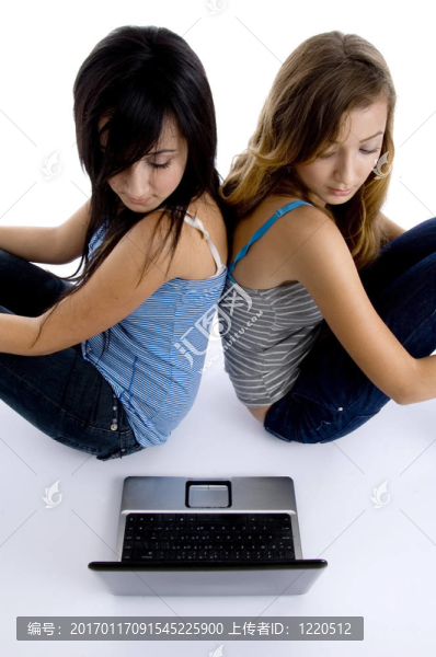 女孩看筆記本電腦