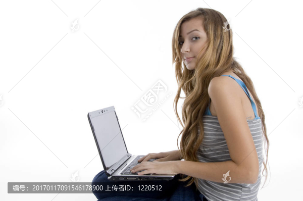 女孩在筆記本上工作