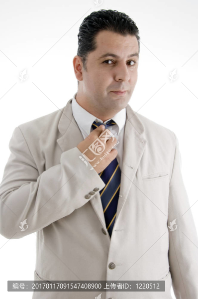 商人調(diào)整領(lǐng)帶