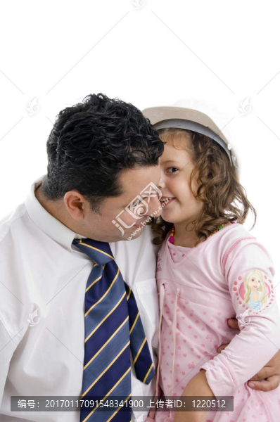 女兒在父親的耳邊低語