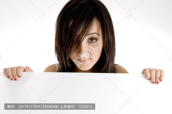 女孩拿著標語牌