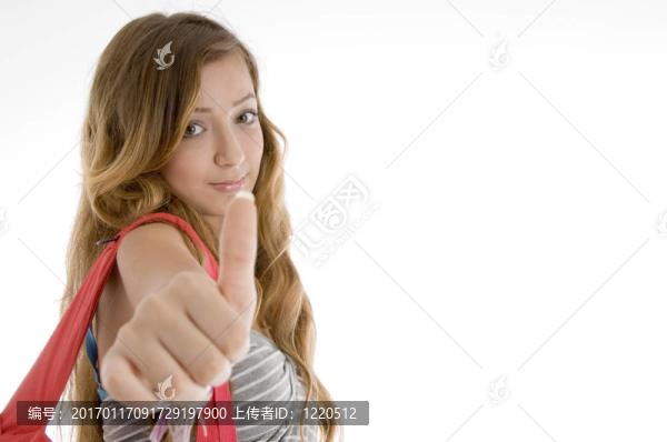 漂亮女孩露出大拇指手勢