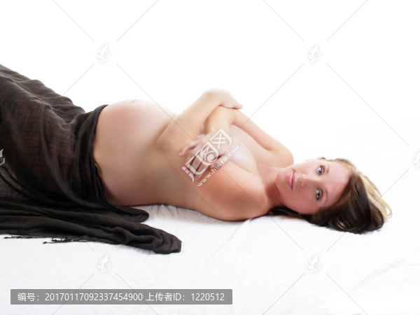 年輕孕婦在地板上-匯圖網(wǎng) www.fosd68.com 年輕孕婦在地板上